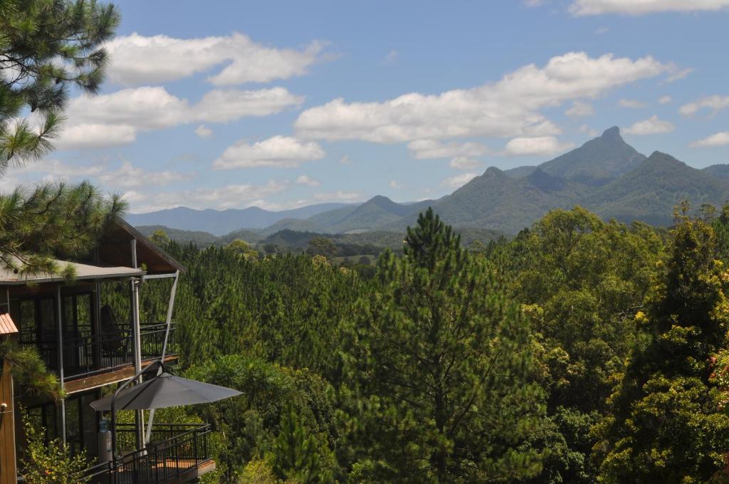 einen Blick auf die Berge von einem Haus aus in der Unterkunft EcOasis in Uki