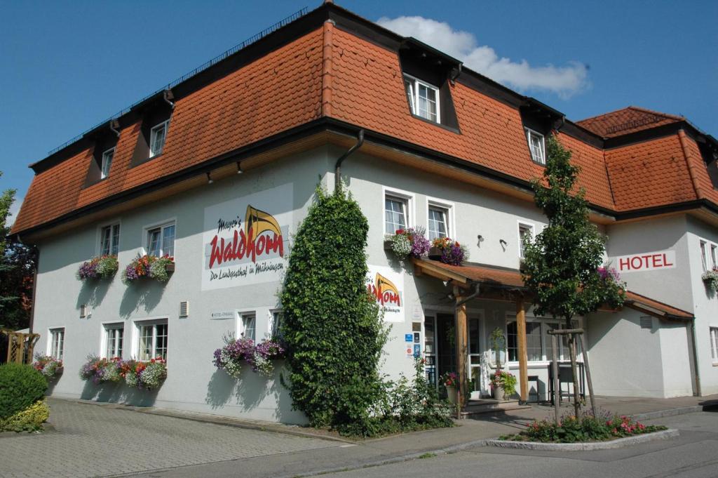 un gran edificio blanco con techo rojo en Mayers Waldhorn - zwischen Reutlingen und Tübingen, en Tübingen