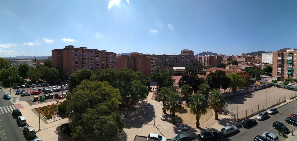 una ciudad con coches estacionados en un estacionamiento en Apartamento Ciudad Jardín, en Cartagena