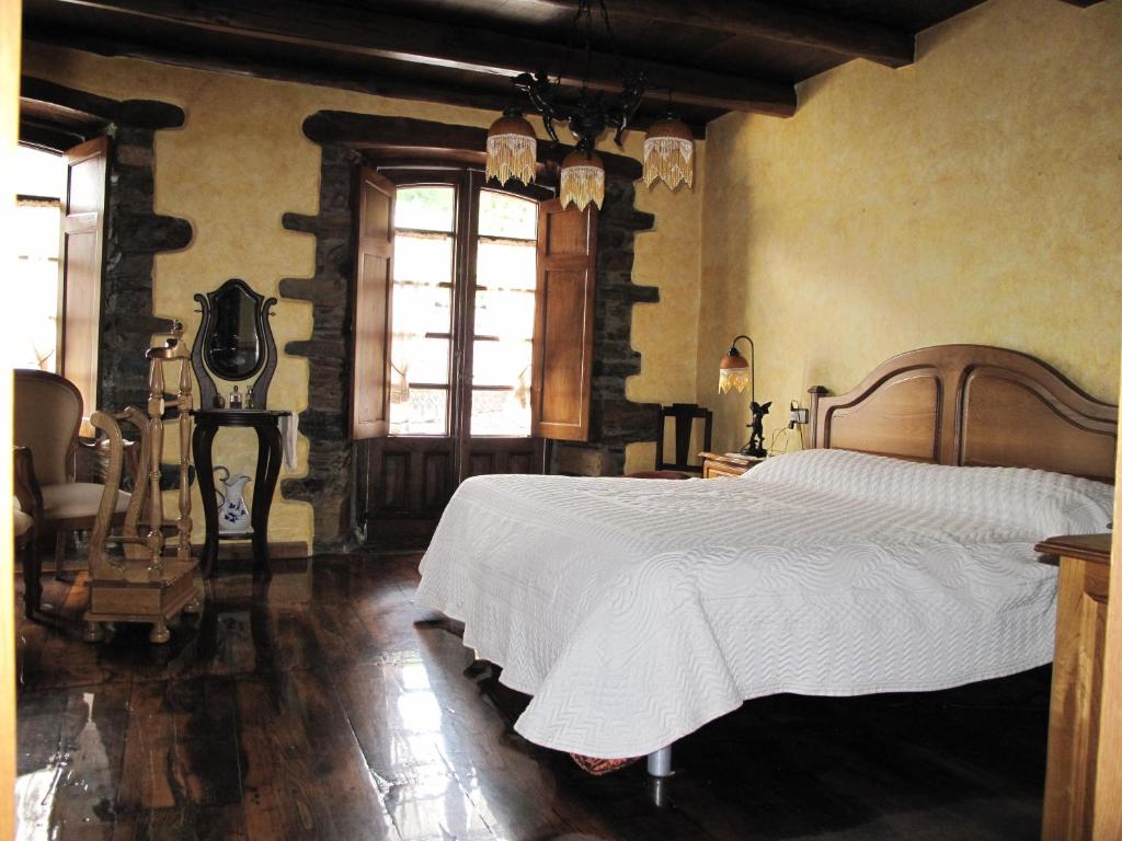 Postel nebo postele na pokoji v ubytování Casa do Catalán - Casa completa - Navia de Suarna