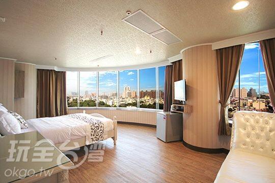 een slaapkamer met een bed en uitzicht op de stad bij Ya Tai Hotel in Liugui