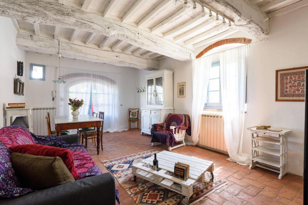 sala de estar con sofá y mesa en Il Nido di Margherita, en San Giovanni Valdarno