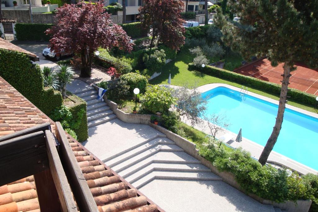 - une vue sur la piscine dans la cour dans l'établissement Sporting Hotel Ragno D'oro, à Conegliano