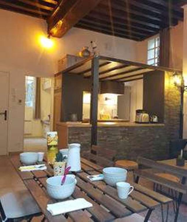 - une table avec des bols dans la cuisine dans l'établissement Au coeur du vieux Tours avec jardin, à Tours