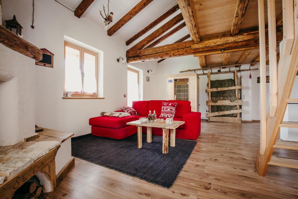 A seating area at Maso del Fieno Chalet con Sauna e Vista sulle Dolomiti