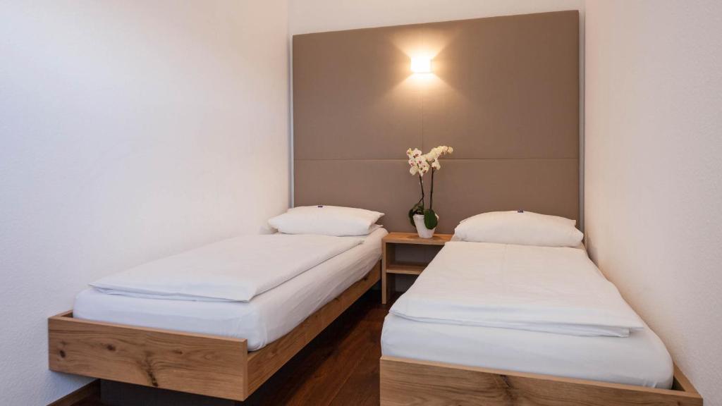 Postel nebo postele na pokoji v ubytování Gasthaus Seeblick