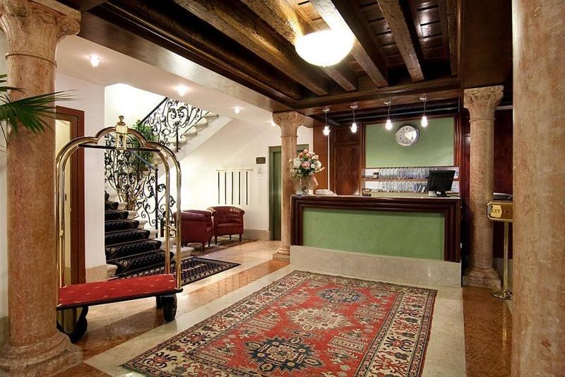 Zona de hol sau recepție la Foscari Palace