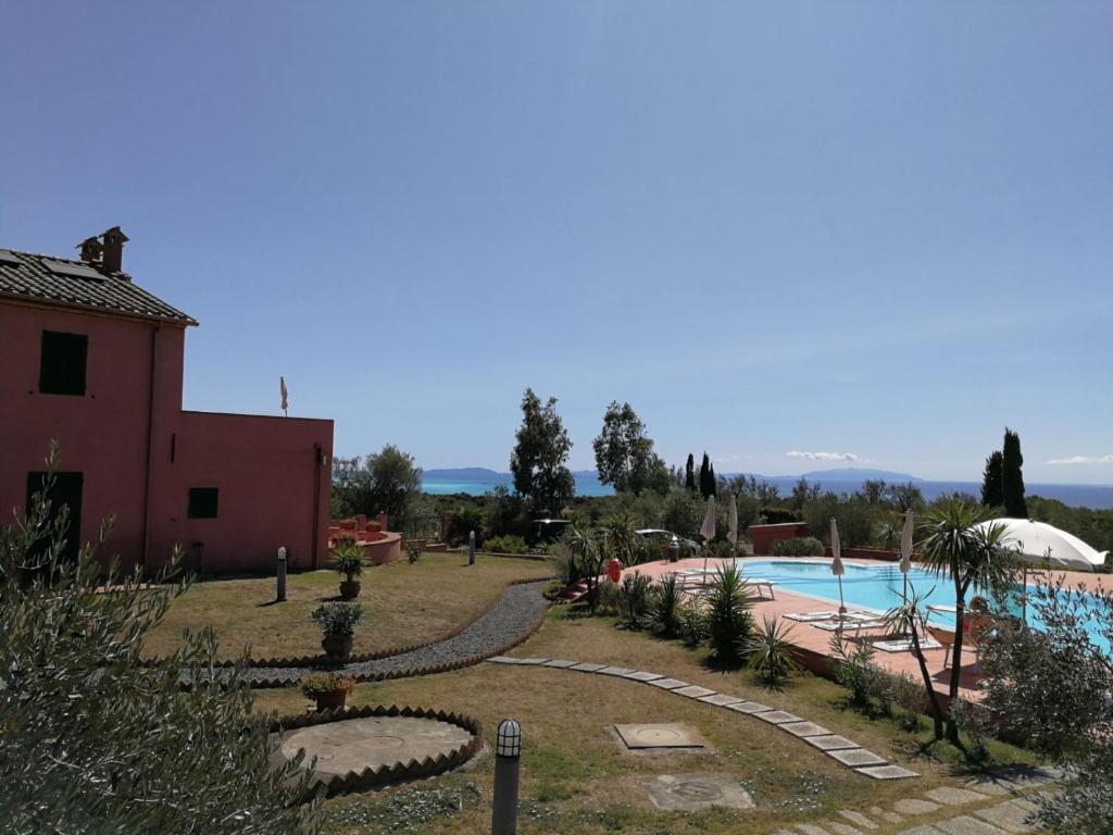 vista sulla piscina in una villa di Appartamento Castiglioncello nel Casale a Castiglioncello