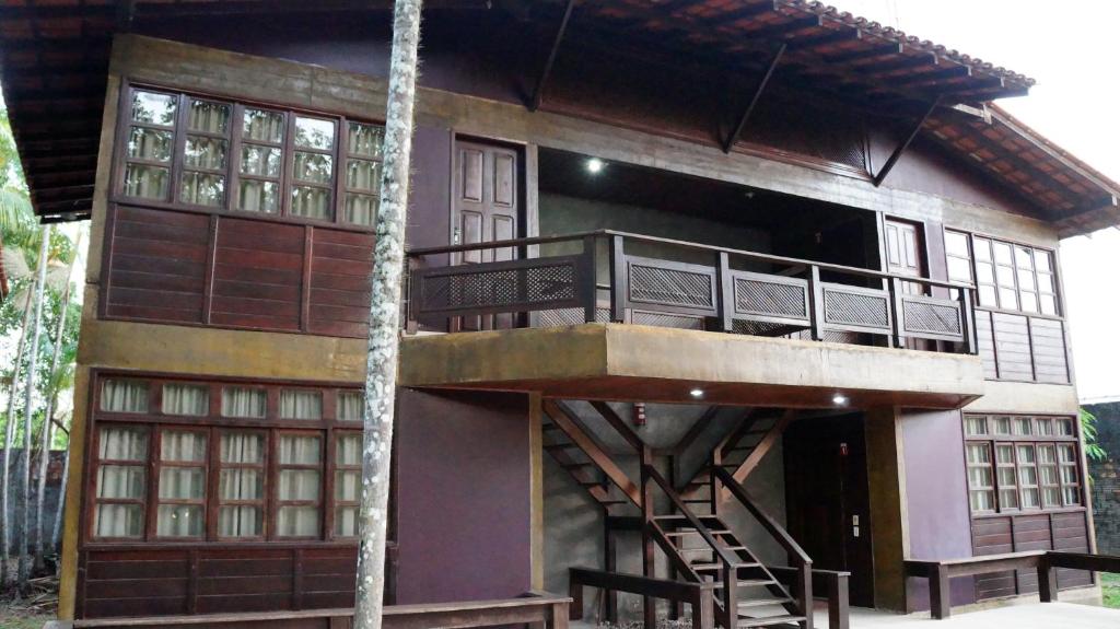 Cette petite maison dispose d'un balcon et d'un escalier. dans l'établissement Ceta Ecotel, à Macapá