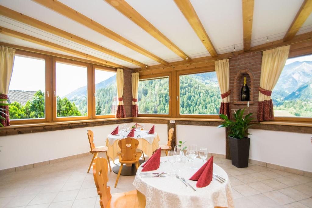 Nespecifikovaný výhled na hory nebo výhled na hory při pohledu z hotelu