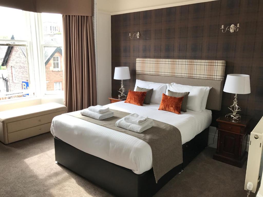 um quarto com uma cama grande e uma janela em The Crags Hotel em Callander