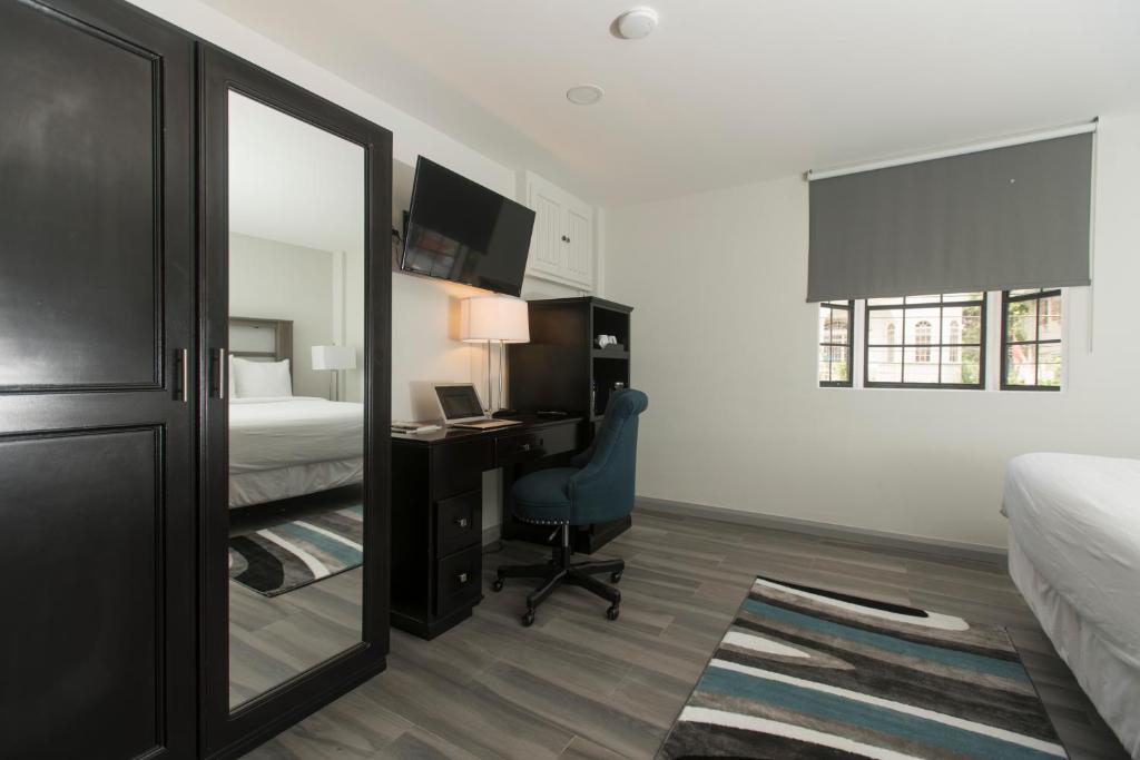 King's Hotel & Residences - Deluxe King Room