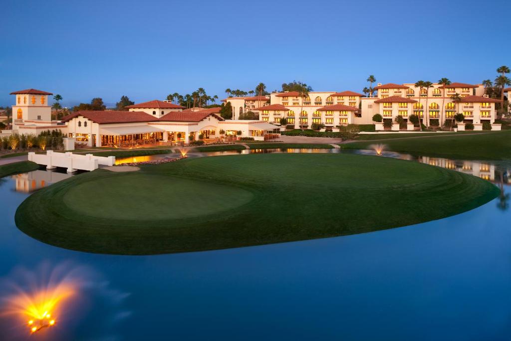 Bazén v ubytování Arizona Grand Resort nebo v jeho okolí
