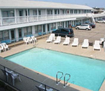 Widok na basen w obiekcie Dolphyn Motel lub jego pobliżu