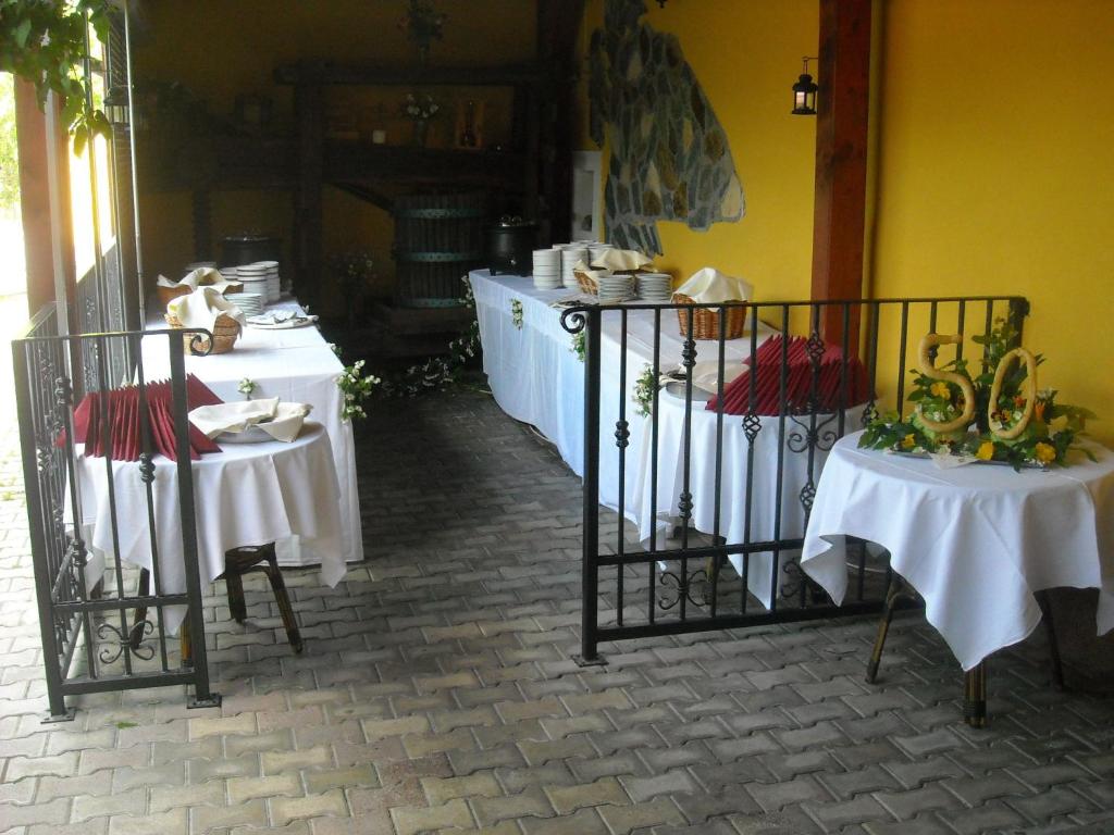 Đồ ăn tại/gần nhà khách