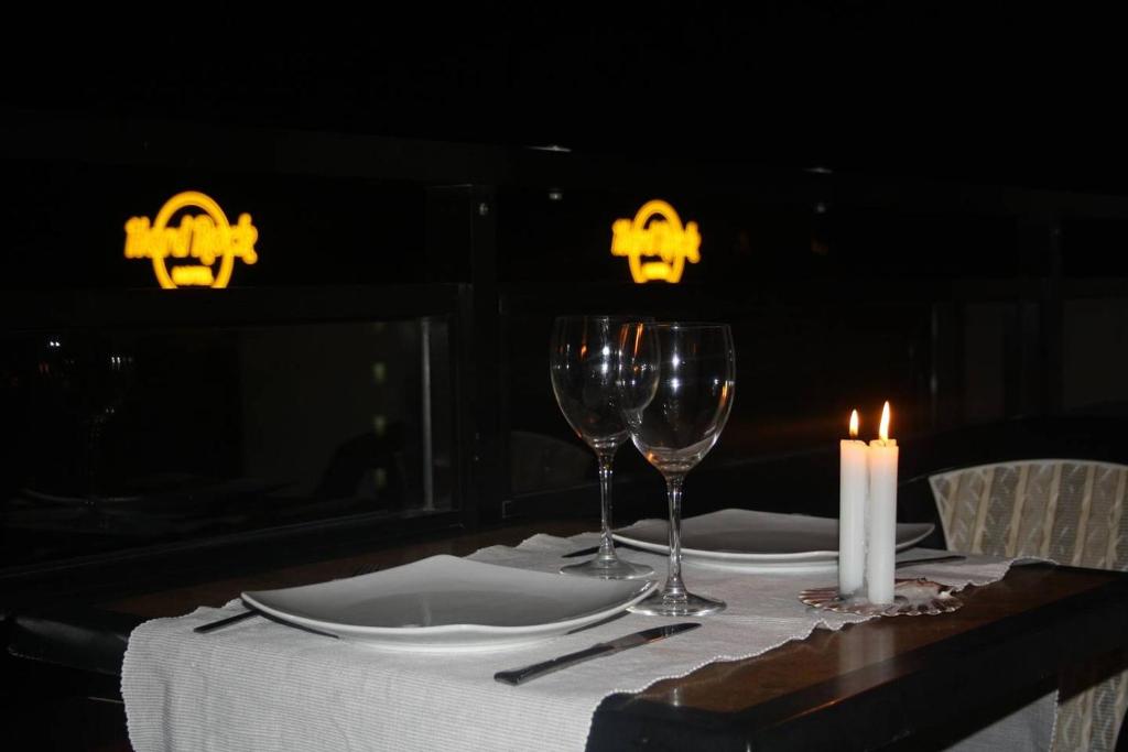 una mesa con dos copas de vino y una vela en ella en Apartamento Vistas Paraiso en Adeje