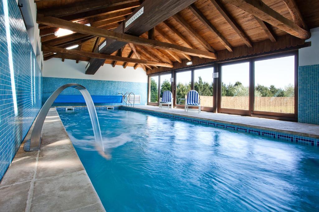 Bazén v ubytování Hotel Casa Cachón nebo v jeho okolí
