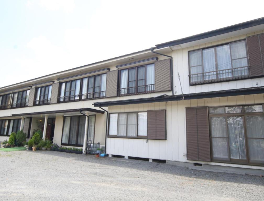 ein Apartmenthaus mit vielen Fenstern in der Unterkunft Suimeiso in Yamanakako