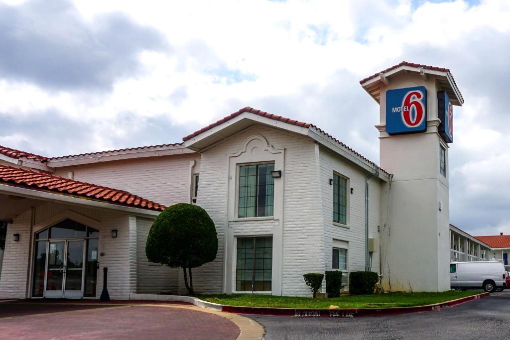 a building with a sign on top of it at Motel 6-Euless, TX - DFW West in Euless