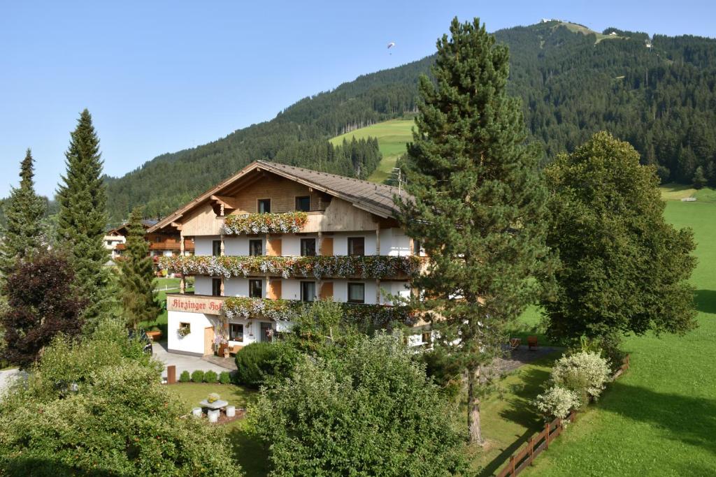 un hotel en las montañas con árboles en Hirzingerhof, en Westendorf