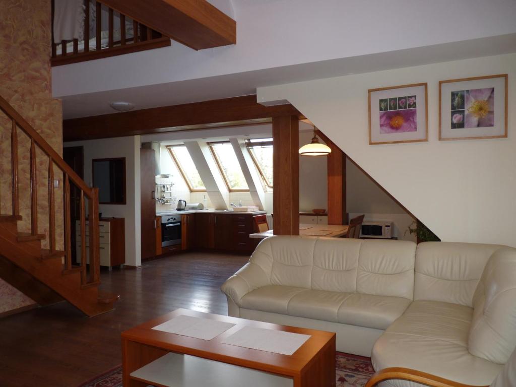 ザモシチにあるApartament Kropla Mlekaのリビングルーム(白いソファ、階段付)