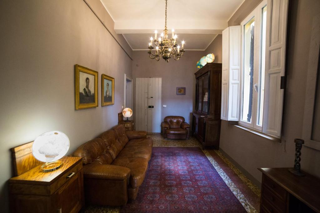 摩德納的住宿－Casa Mappamondo，带沙发和吊灯的客厅