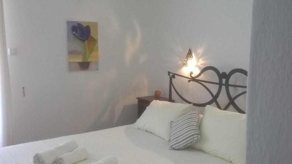 Postel nebo postele na pokoji v ubytování ViewLight Sifnos Living
