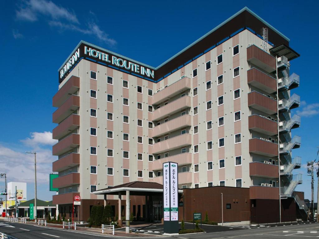 Hotel Route Inn Ishinomaki Chuo في إيشينوماكي: مبنى الفندق مع وضع علامة عليه