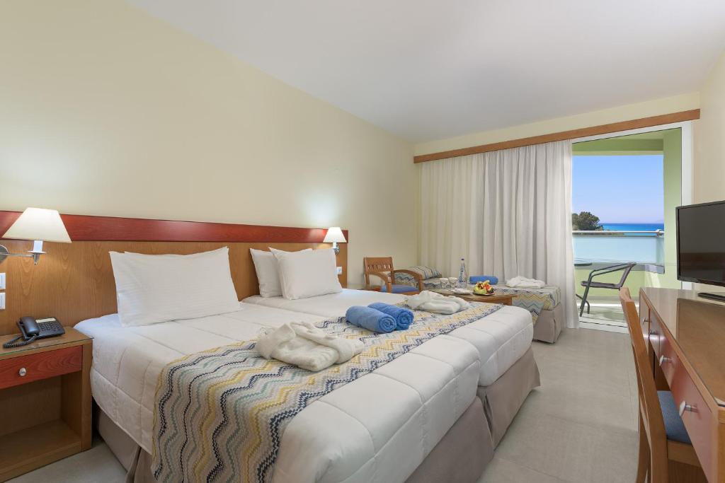 Łóżko lub łóżka w pokoju w obiekcie Avra Beach Resort