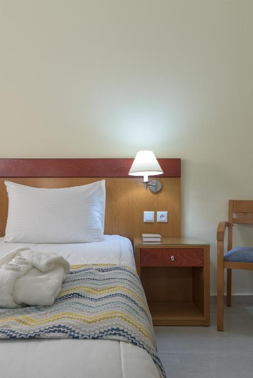 Łóżko lub łóżka w pokoju w obiekcie Avra Beach Resort