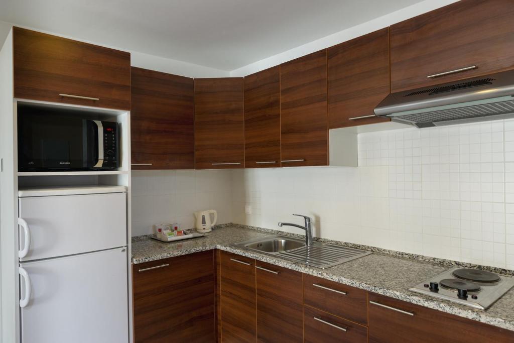 Kuchyň nebo kuchyňský kout v ubytování Le Corail Suites Hotel