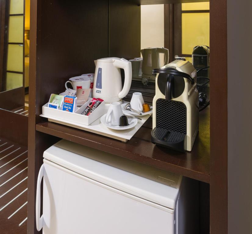 Příslušenství pro přípravu čaje a kávy v ubytování Le Corail Suites Hotel
