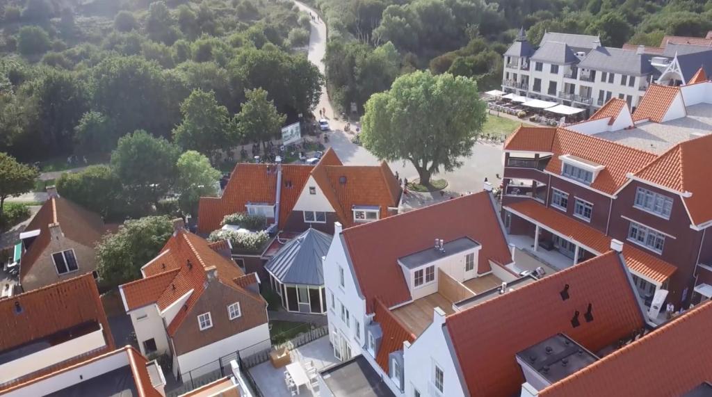 Een luchtfoto van Duinhof Dishoek Luxe appartementen