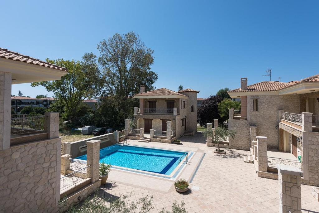 Bazén v ubytování Siviri Villa J&B by Luxlikehome nebo v jeho okolí