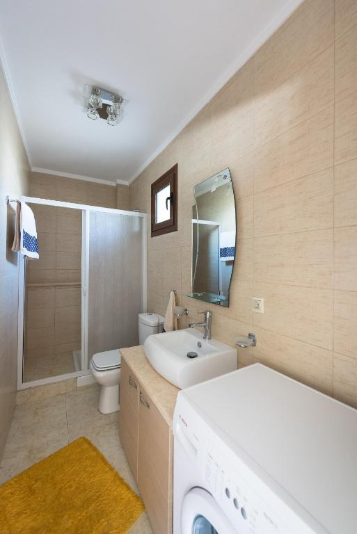 Koupelna v ubytování Siviri Villa J&B by Luxlikehome