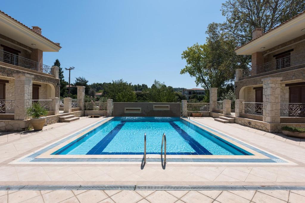 Bazén v ubytování Siviri Villa J&B by Luxlikehome nebo v jeho okolí
