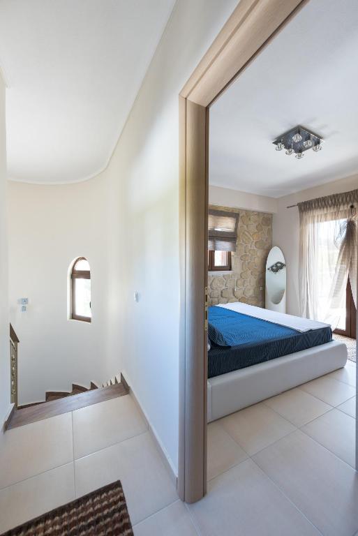 Postel nebo postele na pokoji v ubytování Siviri Villa J&B by Luxlikehome