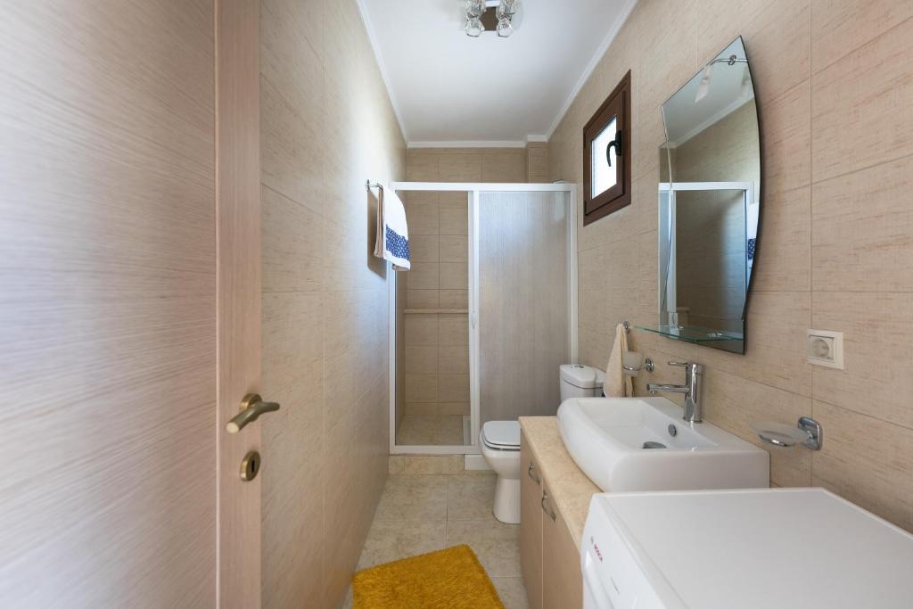 Koupelna v ubytování Siviri Villa J&B by Luxlikehome