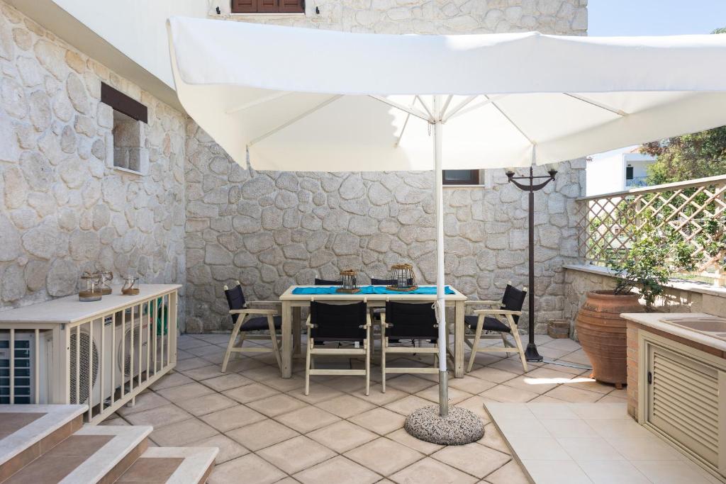 Patio nebo venkovní prostory v ubytování Siviri Villa J&B by Luxlikehome