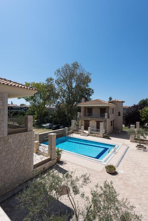 Bazén v ubytování Siviri Villa J&B by Luxlikehome nebo v jeho okolí