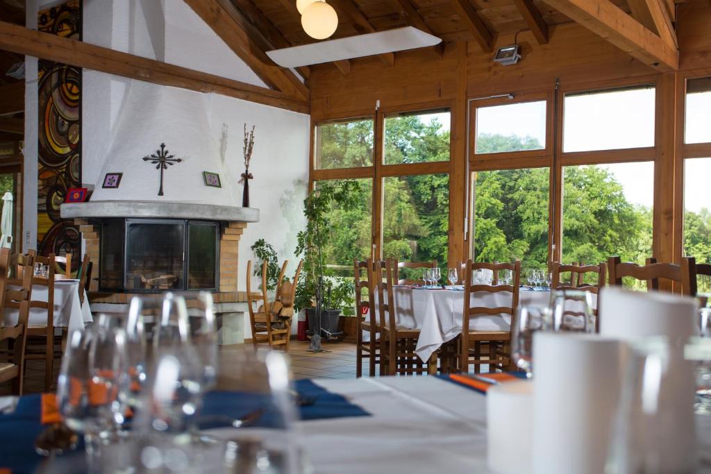 una sala da pranzo con tavolo e camino di Crêt-Bérard a Puidoux