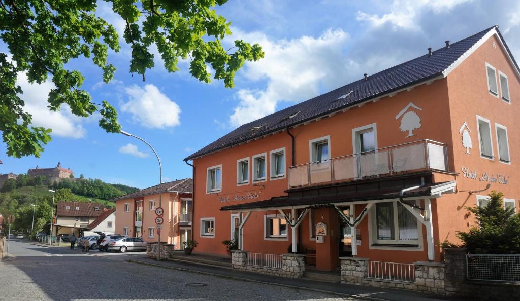 een gebouw aan de straatkant bij Hotel An der Eiche in Kulmbach