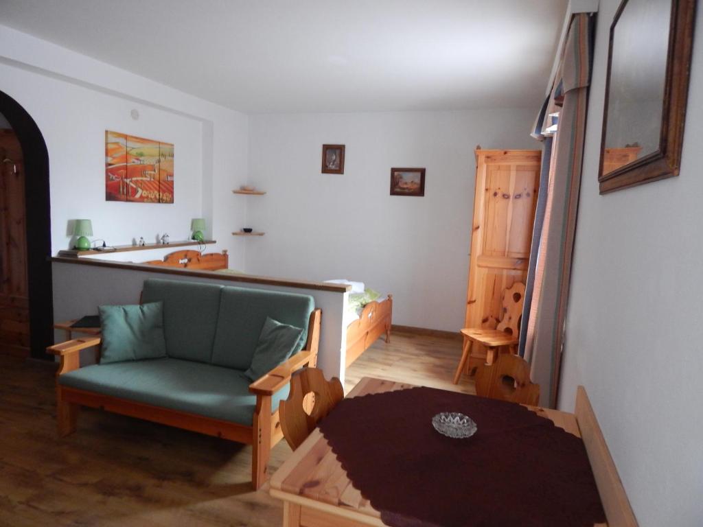A seating area at Residence La Pineta