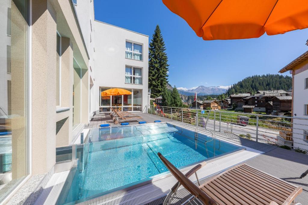 Bazén v ubytování Hotel Blattnerhof nebo v jeho okolí