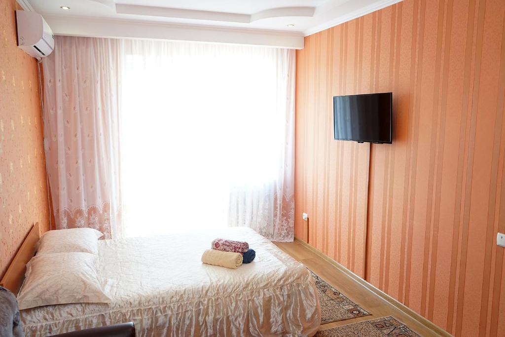 カームヤネツィ・ポジーリシクィイにあるApartment on Kniaziv Koriatovychivの小さなベッドルーム(窓付きのベッド付)