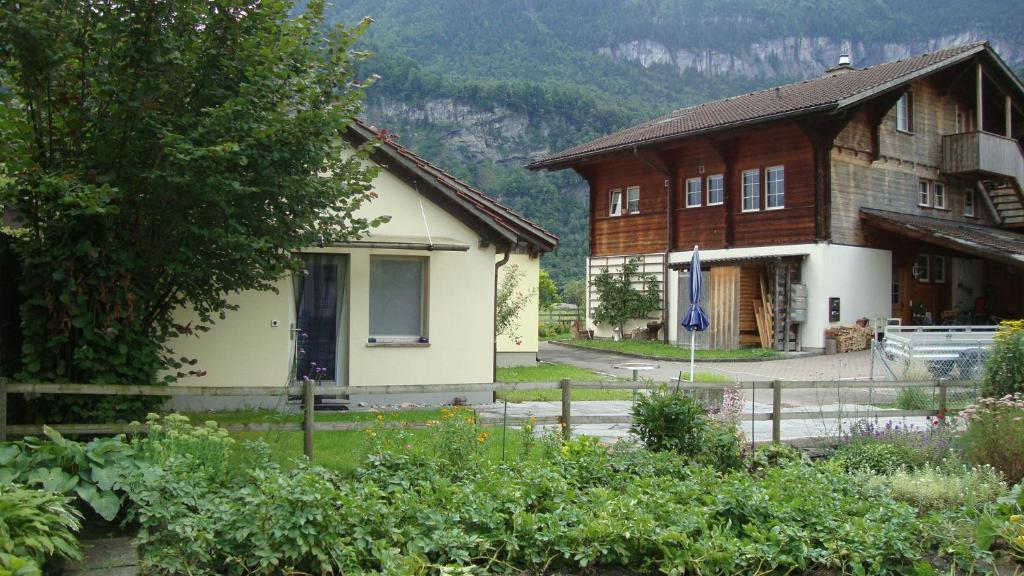 una casa con una valla delante de ella en Montanara, en Meiringen