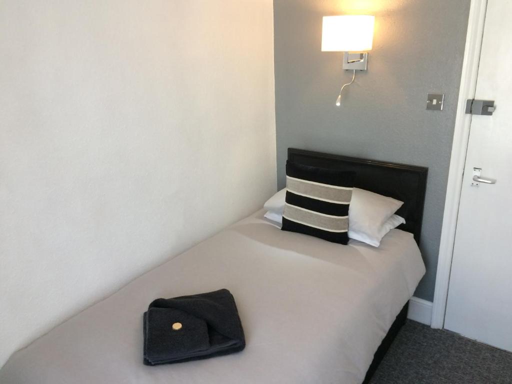 Apollo Guest House - Chambre Simple Avec Douche Et Toilettes Communes