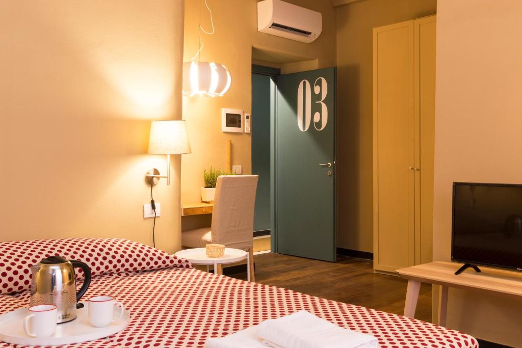 een hotelkamer met een bed en een televisie bij MaMa in La Spezia