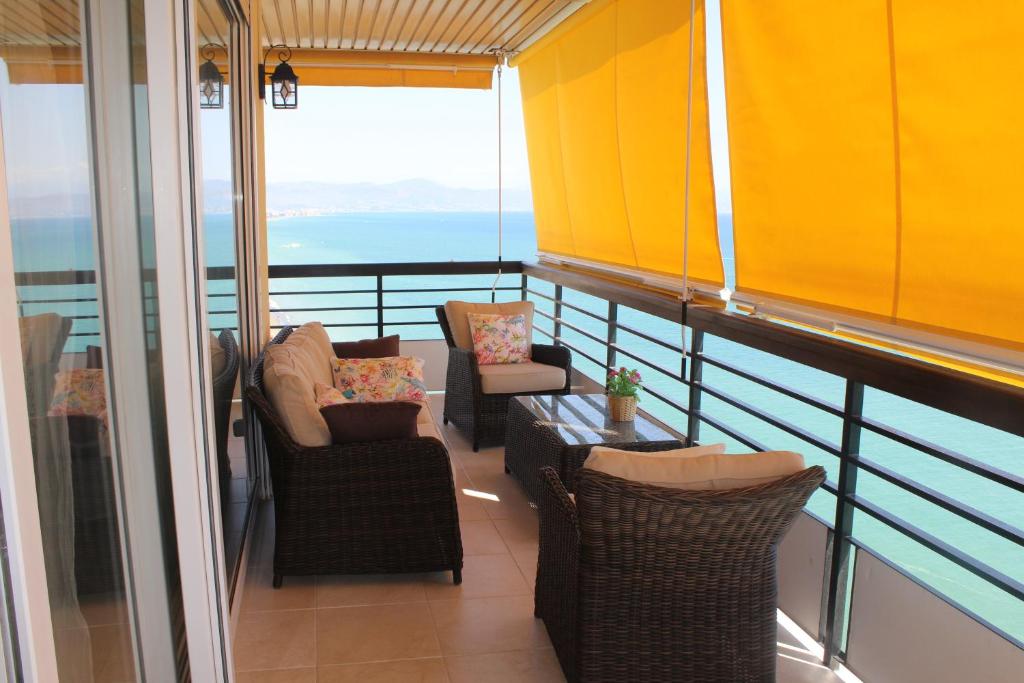 d'un balcon avec des chaises et une table offrant une vue sur l'océan. dans l'établissement Castillo Santa Clara, à Torremolinos