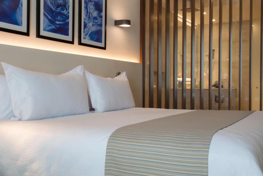 Postel nebo postele na pokoji v ubytování Altitude at Krystal Grand Cancun - All Inclusive